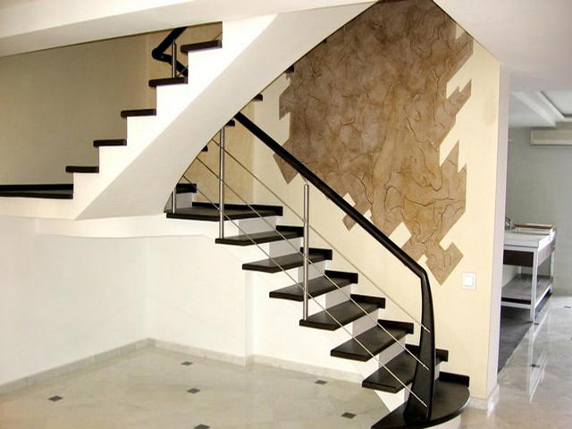 Плюсы и минусы облицовки бетонной лестницы натуральной древесиной