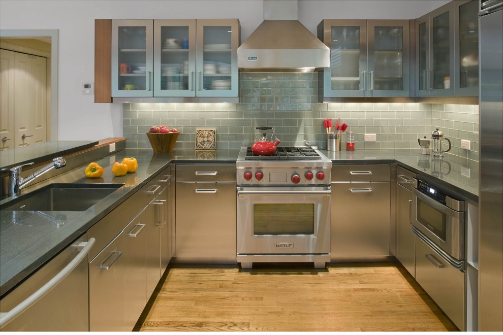Металлическая кухонная мебель – необходимость современного интерьера