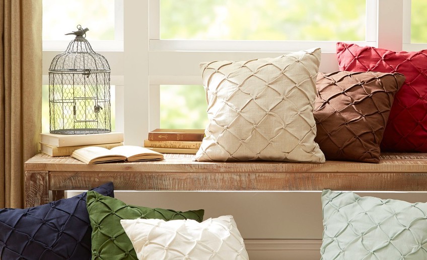Подушки как основная деталь декора гостиной
