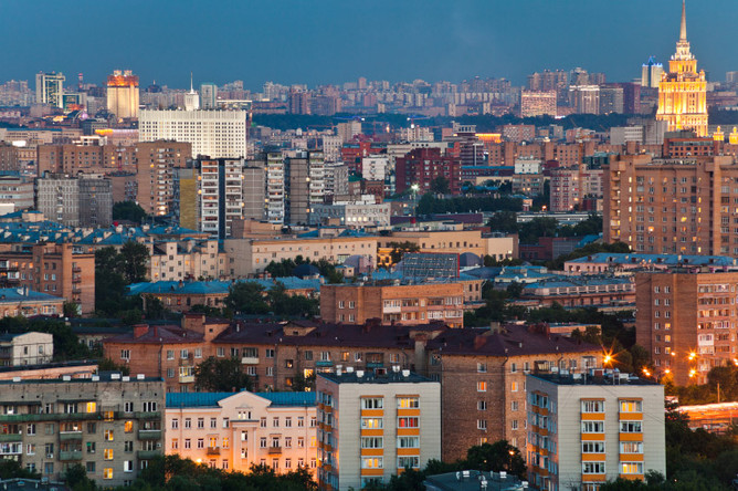 Выгодно ли купить участок земли в Подмосковье и квартиры в центре Москвы