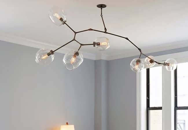 Потолочный светильник отлично заменяет подвесной вариант в комнатах с невысокими потолками